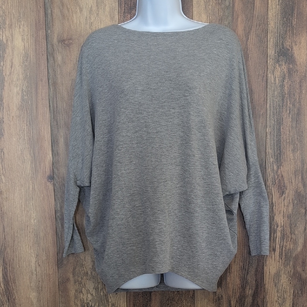 Jolie Women's Soft Gray Boxy Flowy Top M D379